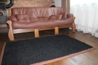 Persiūta sofa ir kilimas